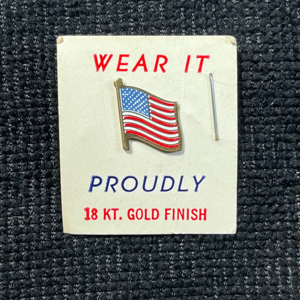 Vintage 1976 US Bicentennial American Flag Lapel Pin 18KT Gold Finish New Card
